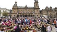 Sejumlah warga memenuhi luar Balai Kota di Southport, Inggris, Senin (5/8/2024).