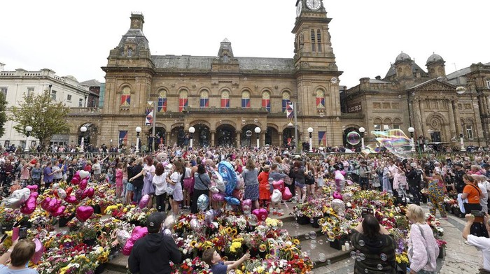 Balai Kota Inggris Dipenuhi Balon-Bunga untuk Mengenang Korban Penusukan Massal Tributes are seen outside the Town Hall during a vigil to remember the victims of the stabbing attack last Monday in Southport, England, Monday, Aug. 5, 2024. Violence and unrest erupted in cities and towns across Britain, ostensibly in protest of last week's stabbing. (AP Photo/Darren Staples)