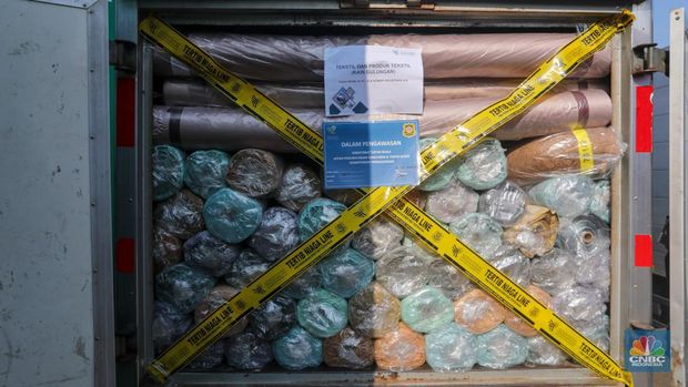 Barang ilegal sitaan hasil penindakan di Cikarang Utara, Kabupaten Bekasi, Jawa Barat, Selasa (6/8/2024). (CNBC Indonesia/Faisal Rahman)