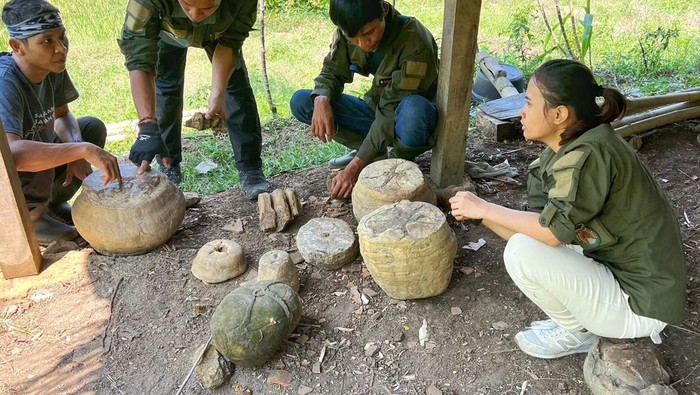 Batuan aneh mirip fosil organik berusia ribuan tahun ditemukan di Pegunungan Sanggabuana Karawang.