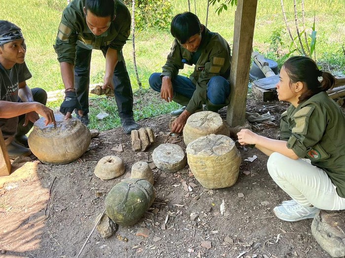 Batuan aneh mirip fosil organik berusia ribuan tahun ditemukan di Pegunungan Sanggabuana Karawang.