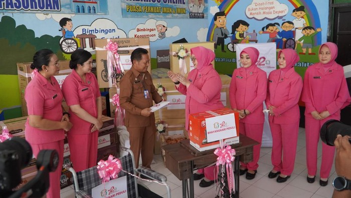 Bhayangkari Daerah Jawa Timur dan Cabang Pasuruan gelar baksos untuk anak-anak