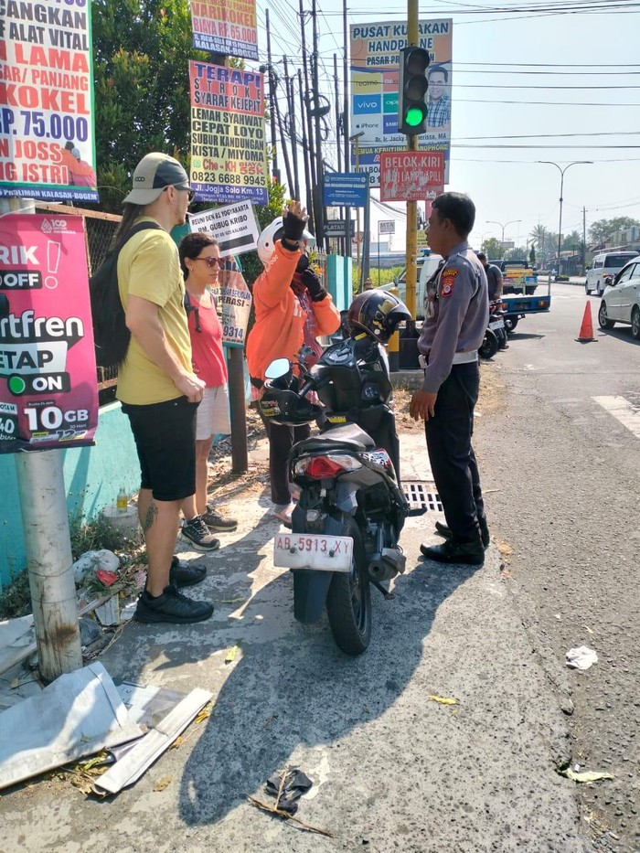 2 bule asal Prancis saat mengalami kecelakaan di Jalan Jogja-Solo, Kalasan, Sleman, Selasa (6/8/2024) pagi.
