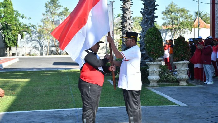 Bupati Fauzi pimpin apel dan serahkan bendera kepada ASN dan masyarakat.