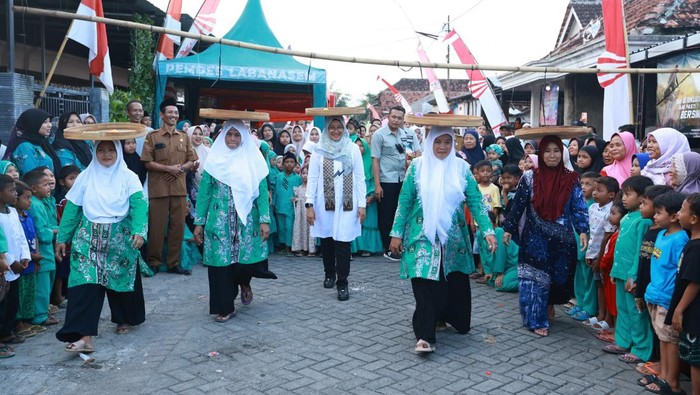 Bupati Ipuk ikut lomba nyunggi tampah