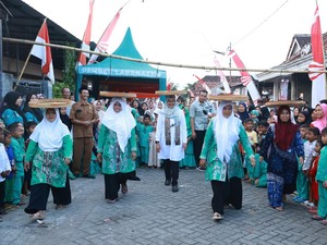 Serunya Bupati Banyuwangi Ipuk Lomba Agustusan Bareng Warga Desa
