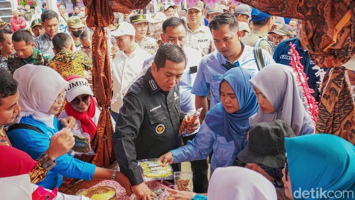 Bupati Karawang Aep Syaepuloh saat melihat produk UMKM stand kuliner produksi ikan bandeng di Banyusari Karawang