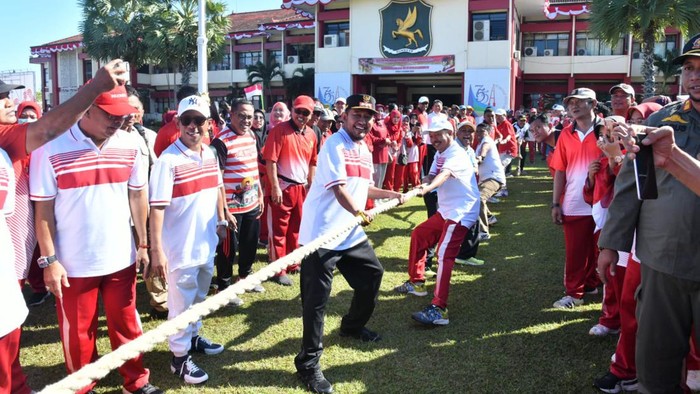 Bupati Sumenep Achmad Fauzi turut serta dalam lomba tarik tambang untuk menyambut HUT ke-79 RI.