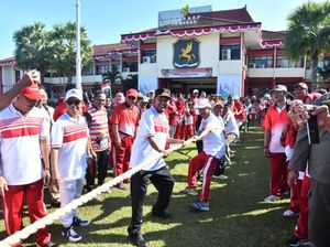 Saat Bupati Fauzi Ikut Lomba Tarik Tambang Sambut HUT ke-79 RI