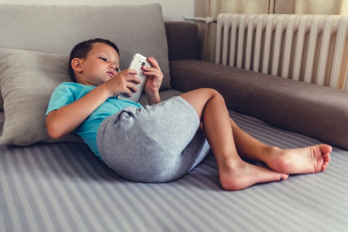 Ciri mata anak terkena radiasi hp