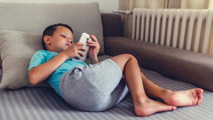 Ciri mata anak terkena radiasi hp