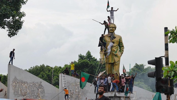 People vandalise the statue of Sheikh Mujibur Rahman at Bijoy Sarani area, the 'Father of the Nation', as they celebrate the resignation of the Prime Minister Sheikh Hasina in Dhaka, Bangladesh, August 5, 2024. REUTERS/Mohammad Ponir Hossain
