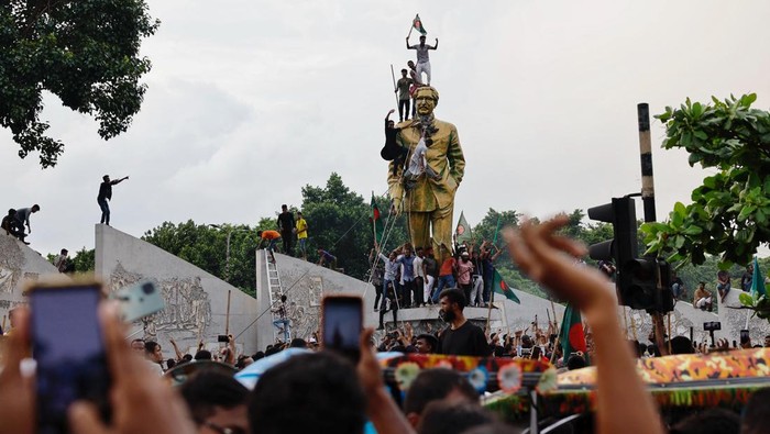 People vandalise the statue of Sheikh Mujibur Rahman at Bijoy Sarani area, the 'Father of the Nation', as they celebrate the resignation of the Prime Minister Sheikh Hasina in Dhaka, Bangladesh, August 5, 2024. REUTERS/Mohammad Ponir Hossain