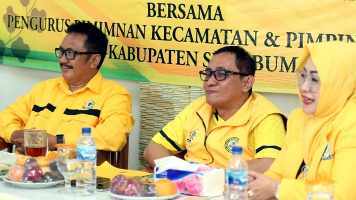 Deni Gunawan (Tengah), bersama Asep Japar