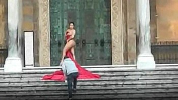 Seorang wanita Inggris telah didakwa dengan tindakan cabul karena melepas pakaiannya untuk pemotretan di depan katedral Amalfi Italia. Foto: Instagram/influencerinthewid