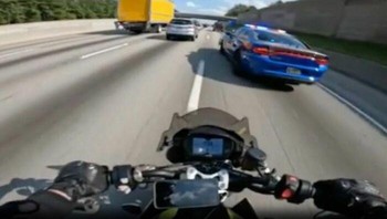 Seorang pengendara sepeda motor Georgia berusia 19 tahun yang melarikan diri dari polisi memposting rekaman pengejaran di TikTok. Konten ditemukan oleh penegak hukum dan surat perintah dikeluarkan untuk penangkapannya Foto: Instagram/influencersinthewild