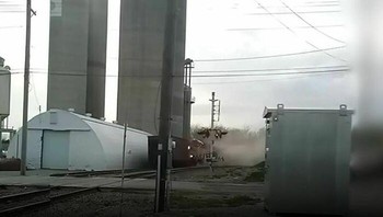 Seorang YouTuber berusia 17 tahun dari Bennet, Nebraska telah didakwa dengan dua tuduhan kejahatan karena diduga menyebabkan kereta tergelincir untuk membuat konten untuk saluran YouTube-nya. Insiden itu terjadi pada 21 April 2024, mengakibatkan kerusakan lebih dari USD 350.000 atau rp 6,5 miliar. Remaja itu dilaporkan merusak sakelar, menyebabkan kereta BNSF bertabrakan dengan mobil batu bara yang rusak di jalur perbaikan Foto: Instagram/influencersinthewild