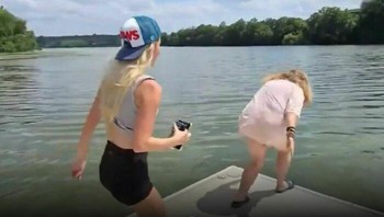 Influencer media sosial Natalie Reynolds dituduh membujuk seorang non-perenang untuk melompat ke Danau Lady Bird di Austin, Texas, selama siaran langsung, lalu meninggalkan tempat kejadian ketika wanita itu berteriak meminta bantuan. Reynolds membayar wanita itu USD 20 sebagai bagian dari tantangan perburuan. Wanita itu, yang menyatakan ketidakmampuannya untuk berenang, terjun ke dalam danau dan berjuang di dalam air. Reynolds panik dan melarikan diri dari tempat kejadian, meninggalkan wanita itu untuk berjuang. Responden darurat dikirim ke danau, dan wanita itu diselamatkan. Reynolds membela tindakannya dalam siaran langsung berikutnya, mengklaim dia pergi atas perintah timnya. Foto: Instagram/influencersinthewild