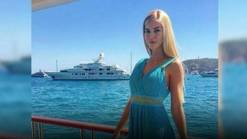 Influencer Instagram Kat Torres telah dijatuhi hukuman delapan tahun penjara karena perdagangan manusia dan perbudakan seorang wanita muda Brasil. Torres, mantan model yang mengaku memiliki kekuatan spiritual, memikat pengikut yang rentan untuk tinggal bersamanya di AS, berjanji untuk membantu mereka mencapai impian mereka. Dia memaksa mereka untuk bekerja sebagai penari telanjang dan pelacur, mengambil penghasilan mereka dan mengisolasi mereka dari teman dan keluarga. Foto: Instagram/influencersinthewild