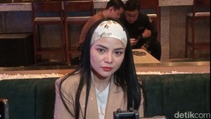 Menurut Dinar Candy, di zaman saat ini, jika seseorang viral lalu sombong maka bisa dibilang nasibnya gak akan lama. Foto: Ahsan/detikhot
