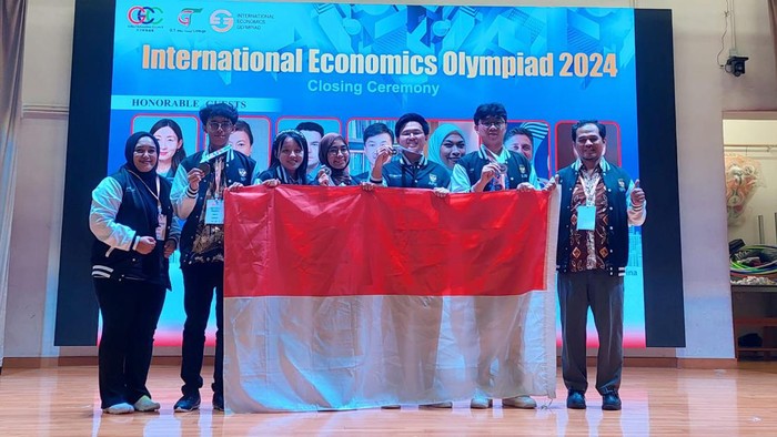 Potret empat siswa RI raih medali perak-perunggu di olimpiade ekonomi internasional 2024.