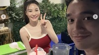 Saat jalan-jalan ke Bangkok, Fadly mampir ke night market untuk kulineran. Ia membeli jus dari penjual yang viral gegara pesona cantiknya. Foto: Instagram fadlyfsl_