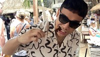 Sate sate aku sayang kamu (nyanyi), tulis Fadly di keterangan foto. Wah, sate dan lontong yang disantapnya bikin ngiler nih! Foto: Instagram fadlyfsl_