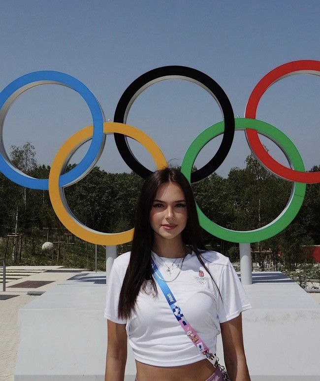 Wanita 21 tahun itu juga sering membagikan foto dan video dari berbagai momen, termasuk dari Olimpiade di Paris, Prancis. Foto: dok. Instagram @_lucaszucs