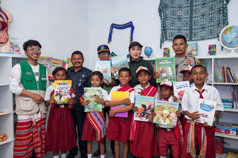 Founder CT ARSA Foundation Anita Ratnasari Tanjung meresmikan fasilitas umum berupa akses air bersih di SDN 2 Lelogama.