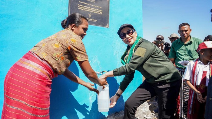 Founder CT ARSA Foundation Anita Ratnasari Tanjung meresmikan fasilitas umum berupa akses air bersih di SDN 2 Lelogama.