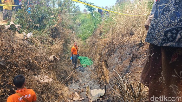 Geger temuan mayat terbakar di parit Pasuruan