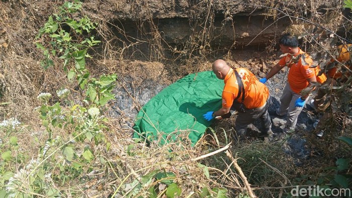 Geger temuan mayat terbakar di parit Pasuruan