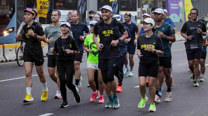 Genjot Latihan Fisik Jelang Ajang Marathon Internasional Tiga minggu menjelang Maybank Marathon 2024, para pelari dan pacer terus berlatih secara rutin dalam Road to Maybank Marathon 2024 di kawasan Car Free Day (CFD), Sudirman, Jakarta.