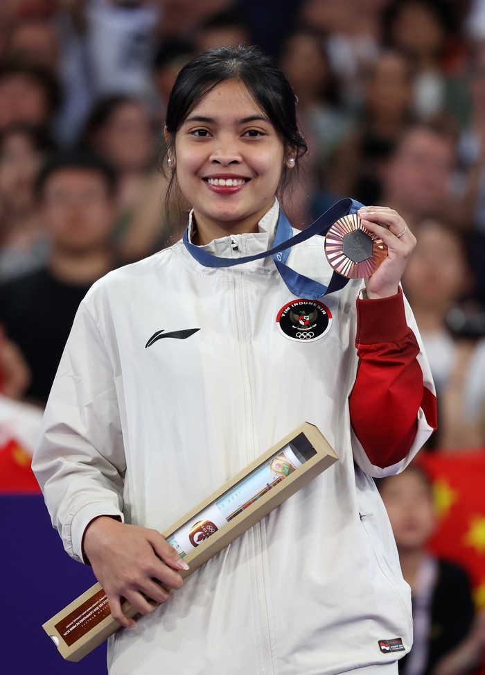 PARIS, FRANCE - AUGUST 05: Bronze Medallist, Gregoria Mariska Tunjung of Team Indonesia poses for a photo on the podium after the Badminton – Women’s Singles Competition on day ten of the Olympic Games Paris 2024 at Porte de La Chapelle Arena on August 05, 2024 in Paris, France. (Photo by Alex Pantling/Getty Images)