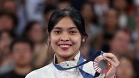 Atlet Indonesia, Gregoria Mariska Tunjung juga mencuri perhatian publik. Pasalnya, ia berhasil membawa nama Indonesia meraih medali pertama di Olimpiade Paris 2024 dari cabang olahraga badminton nomor tunggal putri. Ia meraih perunggu setelah calon lawan yang akan dihadapi Gregoria yakni Carolina Marin asal Spanyol terpaksa mengundurkan diri pada babak semifinal karena cedera lutut. (Getty Images/Alex Pantling)