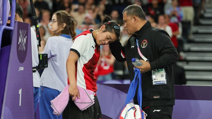 Gregoria Mariska Tunjung dan sang pelatih, Herli Djaenudin, di OIimpiade 2024.