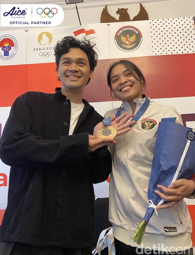 ”Dia (Mikha) selalu mendukung saya buat penampilan. Dua tahun lalu, saya di momen di antara lanjut main bulutangkis atau tidak, dia salah satu yang meyakini saya untuk percaya diri saya bisa melakukan lebih. Saya punya Mikha di sini mensupport, bukan jadi distraksi, jadi merasa ada yang bantu,” ujar Gregoria menjawab pertanyaan detikSport dan sejumlah media dalam sesi jumpa pers di KBRI Paris, Senin (5/8/2024) waktu setempat. Foto: M. Resha Pratama/detikcom