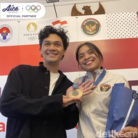 ”Dia (Mikha) selalu mendukung saya buat penampilan. Dua tahun lalu, saya di momen di antara lanjut main bulutangkis atau tidak, dia salah satu yang meyakini saya untuk percaya diri saya bisa melakukan lebih. Saya punya Mikha di sini mensupport, bukan jadi distraksi, jadi merasa ada yang bantu,” ujar Gregoria menjawab pertanyaan detikSport dan sejumlah media dalam sesi jumpa pers di KBRI Paris, Senin (5/8/2024) waktu setempat. Foto: M. Resha Pratama/detikcom