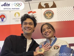 7 Foto Mikha Angelo Dukung Gregoria Mariska di Olimpiade Hingga Raih Medali