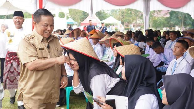Gubernur Riau SF Hariyanto dalam kunjungan ke Universitas Riau. (Foto: Dok Diskominfotik Riau)