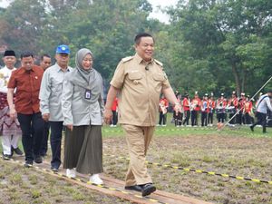 Pj Gubri Minta Mahasiswa Unri Jadi Enterpreneur-Serahkan Bantuan Pendidikan
