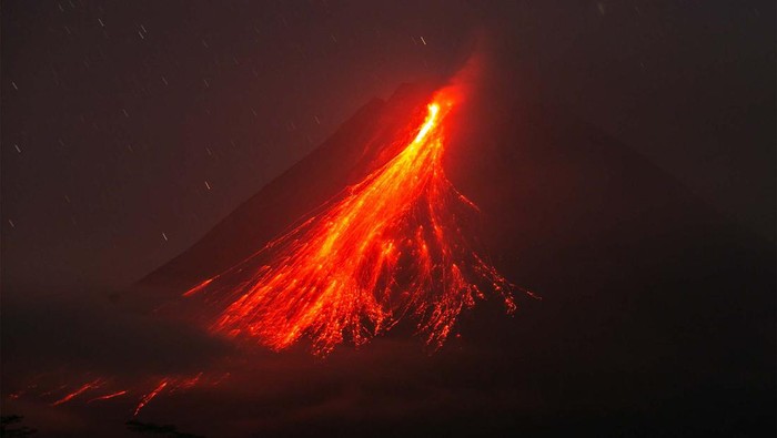 Luncuran guguran lava pijar Gunung Merapi terlihat dari Turi, Sleman, DI Yogyakarta, Senin (5/8/2024) malam. Menurut data BPPTKG periode pengamatan 5 Agustus 2024 pukul 00.00 - 24.00 WIB telah terjadi 55 kali guguran lava dengan jarak luncur maksimal 1.700 meter ke arah barat daya dan menunjukkan suplai magma masih terus berlangsung sehingga dapat memicu terjadinya awan panas guguran dari Gunung Merapi yang berstatus siaga (level III). ANTARA FOTO/Hendra Nurdiyansyah/YU