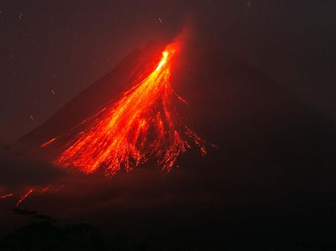 Luncuran guguran lava pijar Gunung Merapi terlihat dari Turi, Sleman, DI Yogyakarta, Senin (5/8/2024) malam. Menurut data BPPTKG periode pengamatan 5 Agustus 2024 pukul 00.00 - 24.00 WIB telah terjadi 55 kali guguran lava dengan jarak luncur maksimal 1.700 meter ke arah barat daya dan menunjukkan suplai magma masih terus berlangsung sehingga dapat memicu terjadinya awan panas guguran dari Gunung Merapi yang berstatus siaga (level III). ANTARA FOTO/Hendra Nurdiyansyah/YU