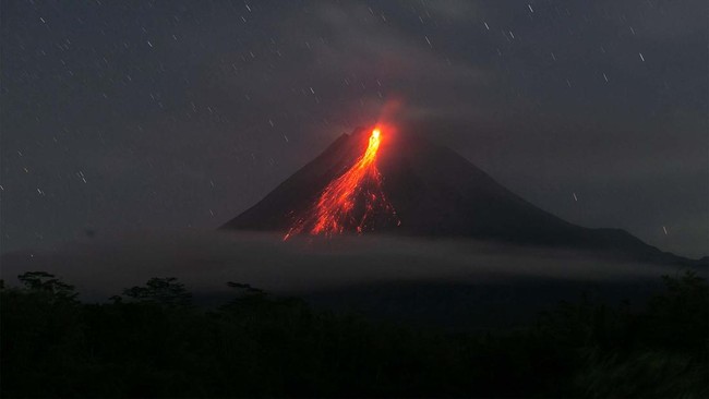 Gunung Merapi Semburkan 55 Kali Guguran Lava Pijar