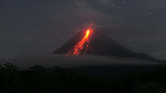 Luncuran guguran lava pijar Gunung Merapi terlihat dari Turi, Sleman, DI Yogyakarta, Senin (5/8/2024) malam. Menurut data BPPTKG periode pengamatan 5 Agustus 2024 pukul 00.00 - 24.00 WIB telah terjadi 55 kali guguran lava dengan jarak luncur maksimal 1.700 meter ke arah barat daya dan menunjukkan suplai magma masih terus berlangsung sehingga dapat memicu terjadinya awan panas guguran dari Gunung Merapi yang berstatus siaga (level III). ANTARA FOTO/Hendra Nurdiyansyah/YU