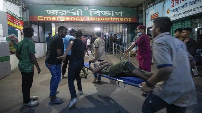 Hampir 100 Orang Tewas-Ribuan Luka gegara Demo Bangladesh People cry as the dead body of a man, who was killed during the anti-government protests in Bangladesh, is brought to a hospital in Dhaka, Bangladesh, Sunday, Aug. 4, 2024. (AP Photo/Rajib Dhar)
