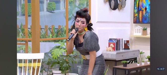 Aktris berusia 41 tahun ini pun viral di media sosial saat memparodikan penyanyi dangdut. Hesti saat itu tampil sebagai biduan dengan lagu andalannya Gudang Garam Jaya. Foto: Instagram