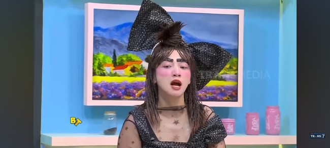 Hesti Purwadinata sebagai ibu kost berkostum bubblewrap. Penampilan sang aktris ini pun sukses membuat siapa saja yang melihatnya tertawa. Foto: Instagram