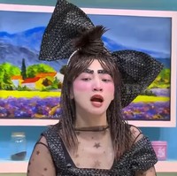 Hesti Purwadinata sebagai ibu kost berkostum bubblewrap. Penampilan sang aktris ini pun sukses membuat siapa saja yang melihatnya tertawa. Foto: Instagram