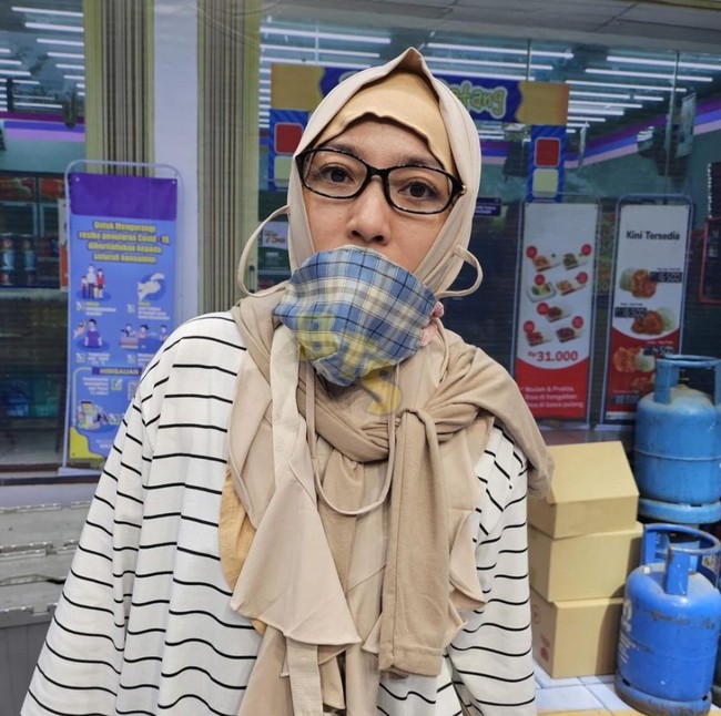 Ini potret Hesti saat memparodikan ibu pengemis viral yang memaksa warga untuk bersedekah. Foto: Instagram